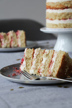 Lade das Bild in den Galerie-Viewer, BAKE & NOURISH Backbox Beeren-Frischkäse-Torte (Naked Cake)