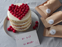 Lade das Bild in den Galerie-Viewer, Torte mit Beeren in Herzform mit Grußkarte und Backbox