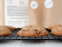 Lade das Bild in den Galerie-Viewer, BAKE & NOURISH Backbox Chocolate Chip Cookies