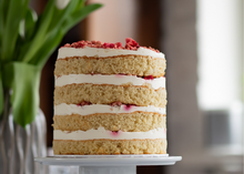 Lade das Bild in den Galerie-Viewer, Backbox Beeren-Frischkäse-Torte (Naked Cake)
